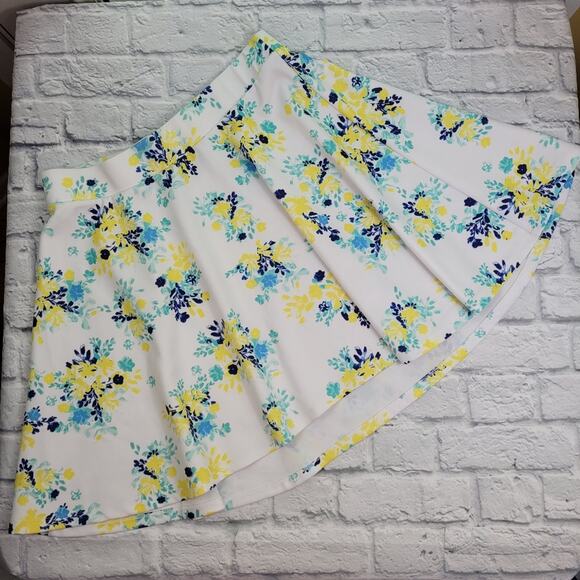torrid White Floral Scuba Skater Skirt size 1 (plus) - Picture 3 of 12
